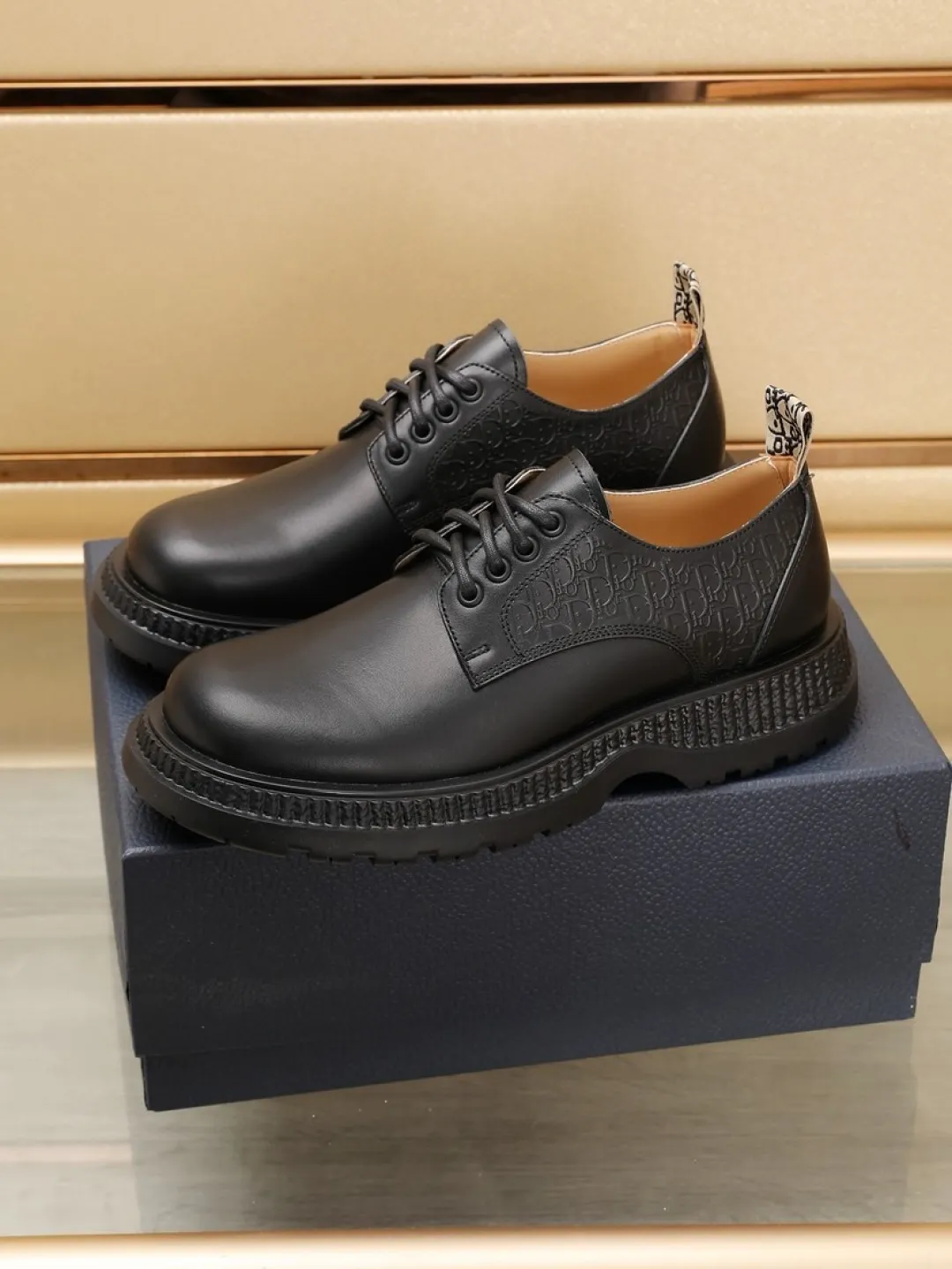 Factory P500💰Dior Buffalo's new low-top Derby casual leather shoes, a new product in the 2024 spring men's series, ideally combine unconventional characteristic elements with Dior's high-end aesthetic style. The original first-grain calfskin upper features side panels with a tonal debossed Oblique print, and the chunky rubber sole showcases a crepe-effect design. Styled with wide leather laces and Oblique-printed rear pull tabs, they add a modern touch to any look. Practical and stylish, it can be easily paired with a variety of casual looks. Size: 38-44 (45 customized)